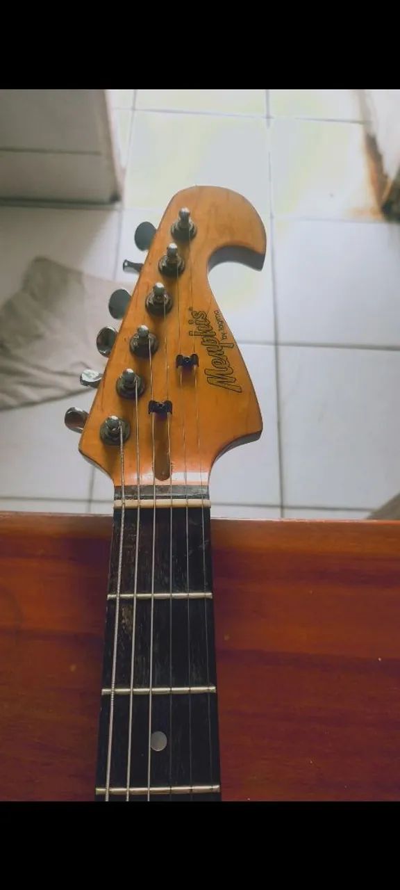 Guitarra stratocaster Memphis sunburst regulada - Foto 4