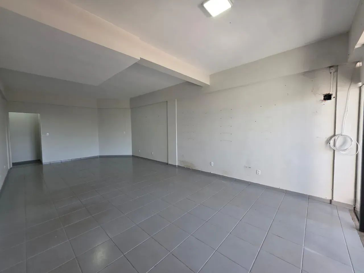 Sala comercial 42 m² com banheiro mais água incluso - Centro - Foto 2