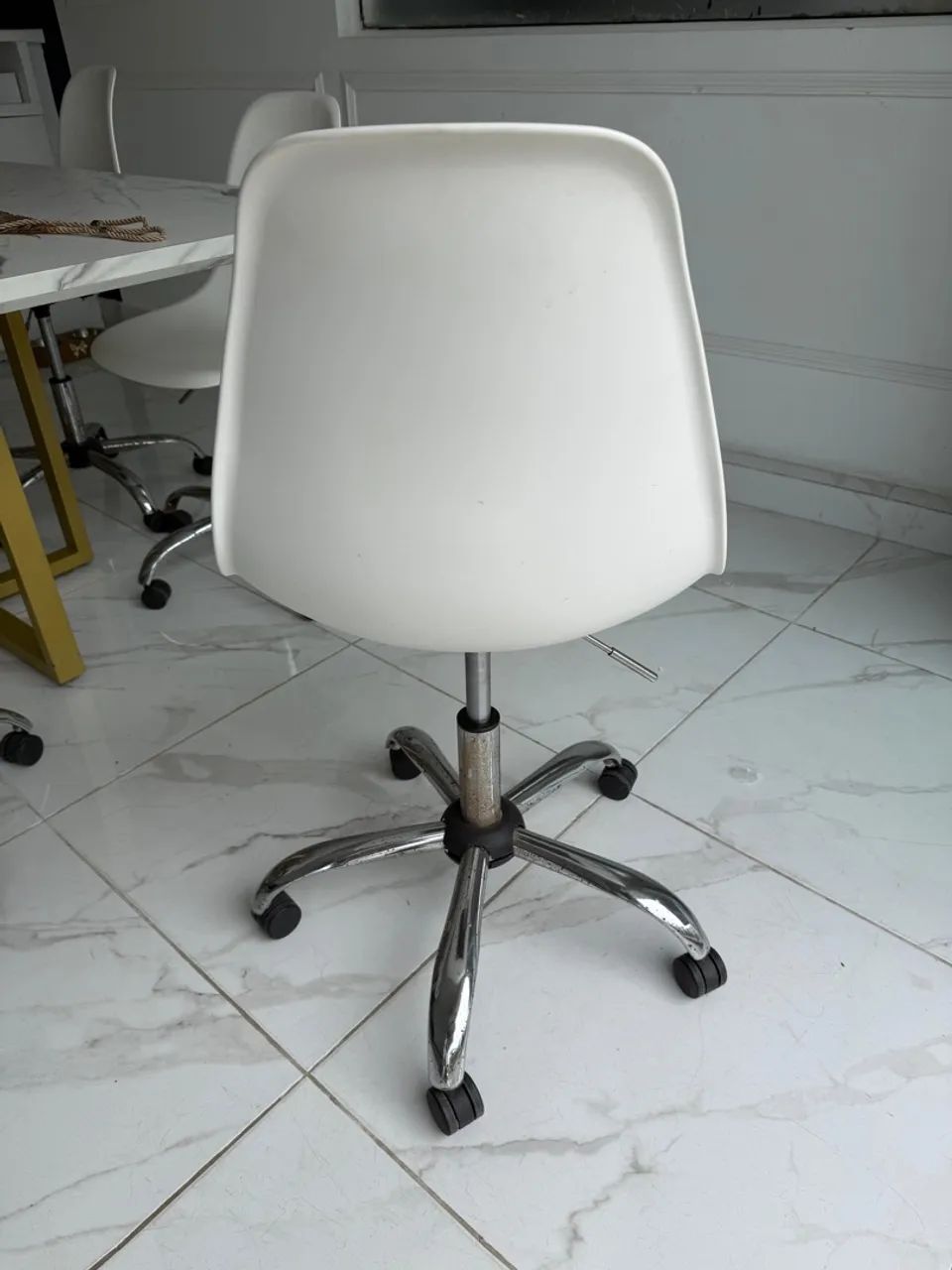 Mesa de reunião e cadeiras - Foto 5