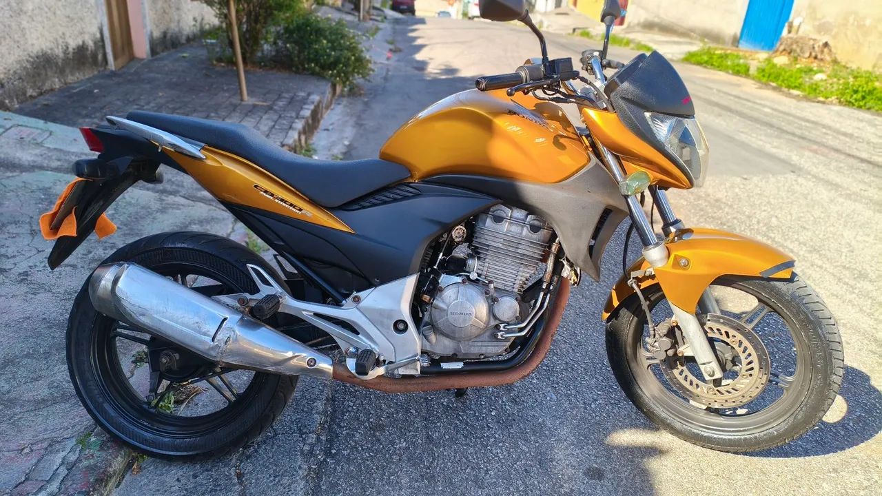 CB 300 boa e barata 
