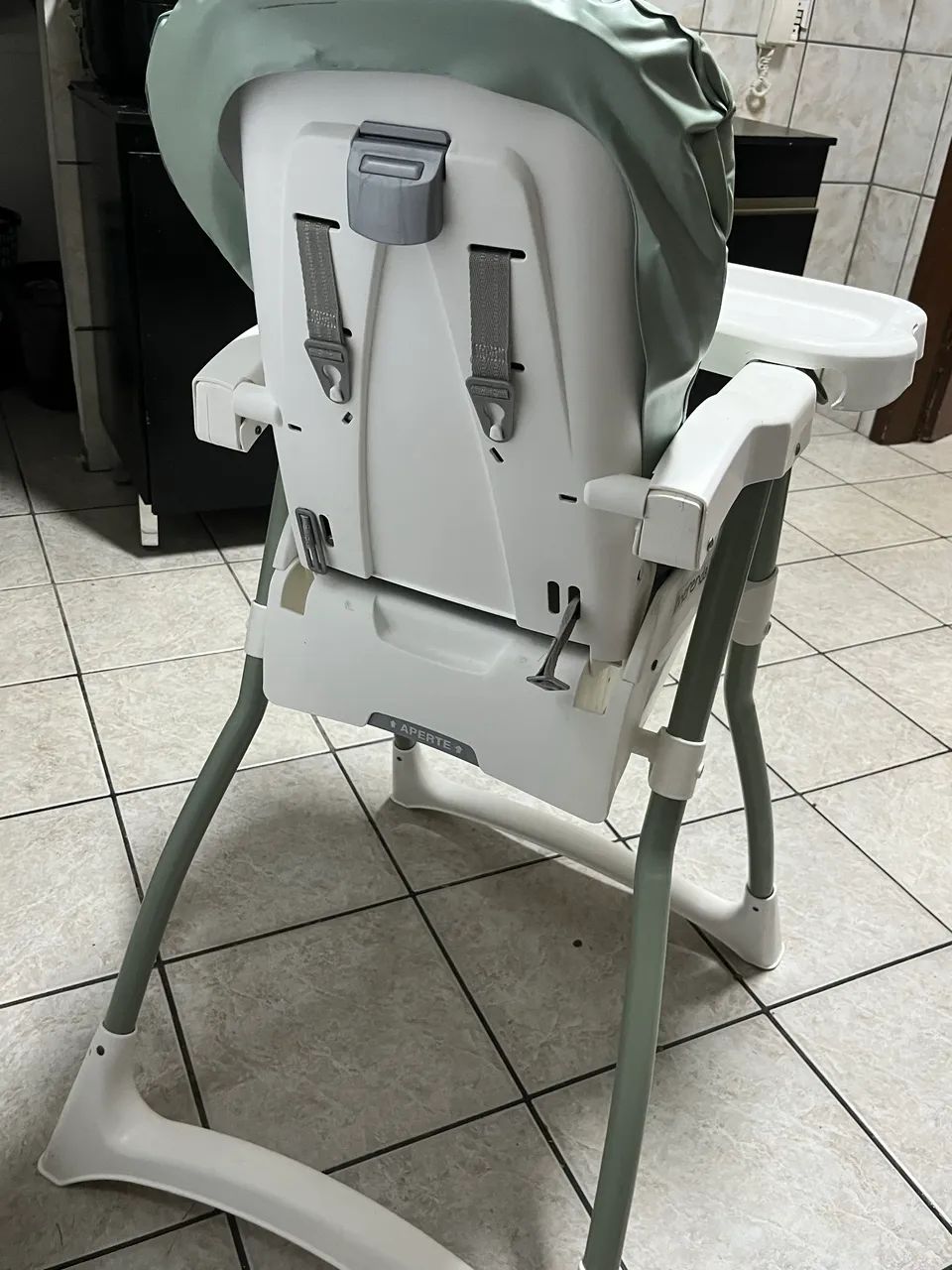 Esta cadeira infantil de alimentação é a Twibex Ravello na cor verde - Foto 3