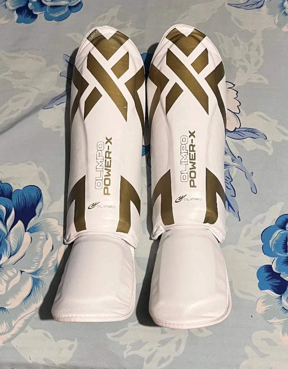 Kit muay thai - caneleira e luvas 