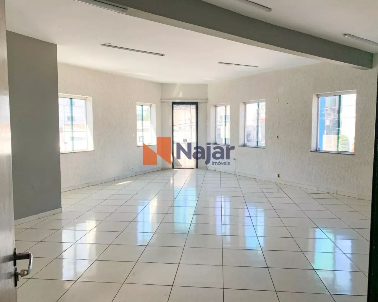 SALA COMERCIAL PARA VENDA OU LOCAÇÃO NO CENTRO