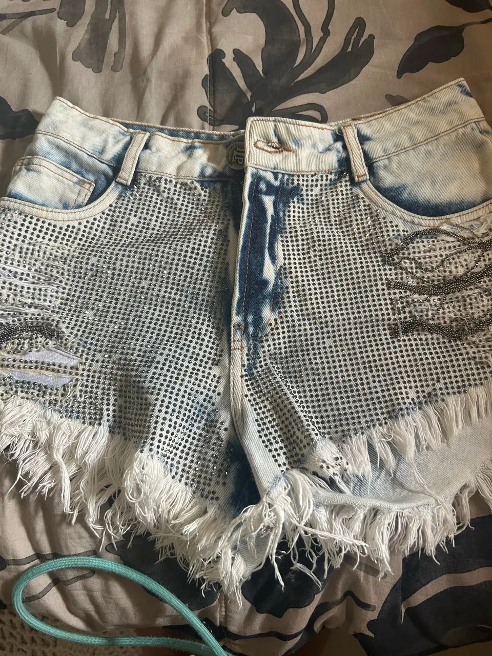 Short jeans marca lança perfume 