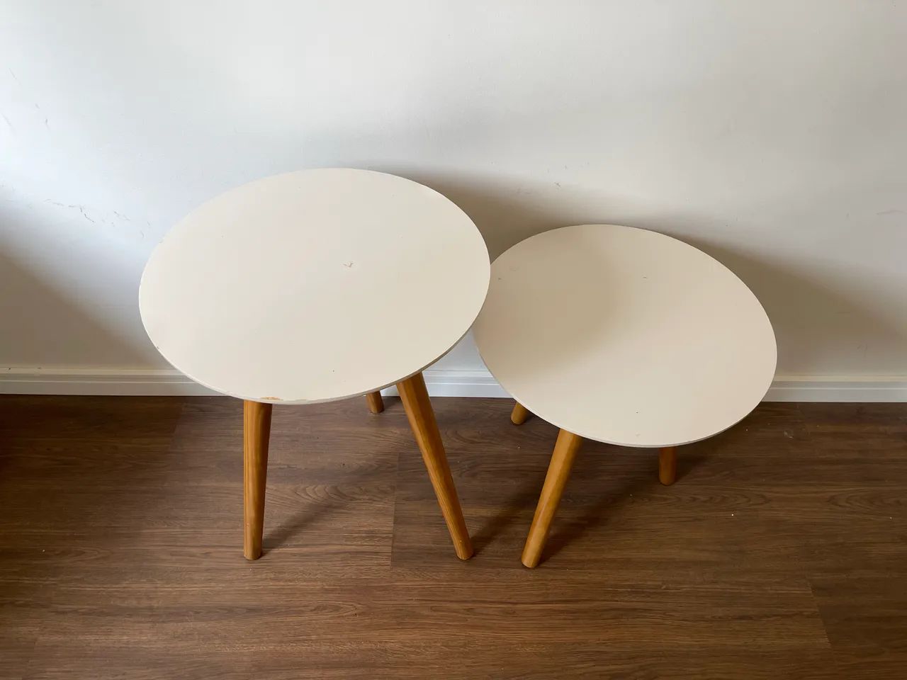 Conjunto com 2 Mesas Laterais Redondas Brancas