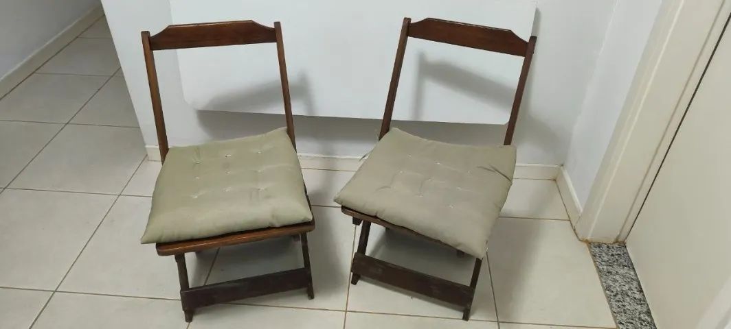 Conjunto de cadeiras de madeira com almofadas