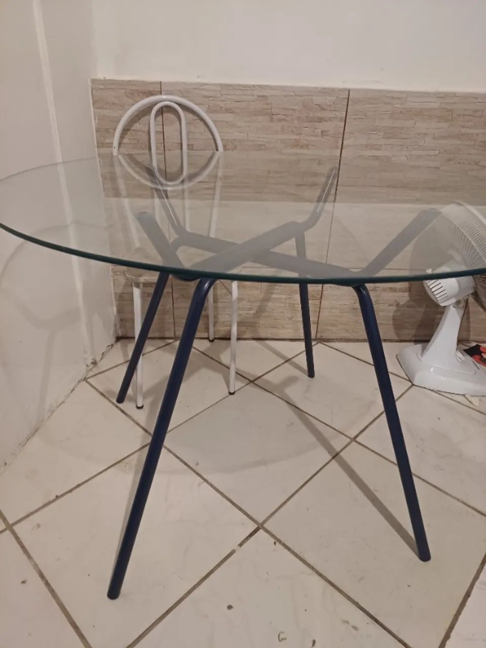 Mesa de vidro com cadeira