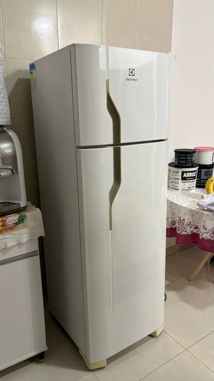 Geladeira Electrolux Duas Portas Super Conservada - Foto 4