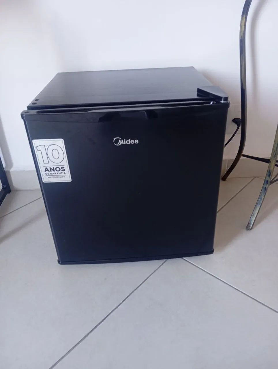 Frigobar Midea seminovo