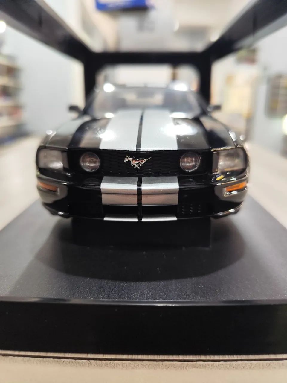ミニカー AUTOart 1/18 Ford Mustang GT 2005 Miniatura Ford Mustang GT 2005 1/18 AUTOart Edicao Limitada