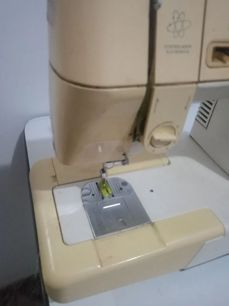 Vendo máquina Singer funcionando bem - Foto 3