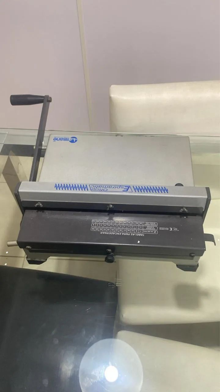Máquina de furar e encadernar 