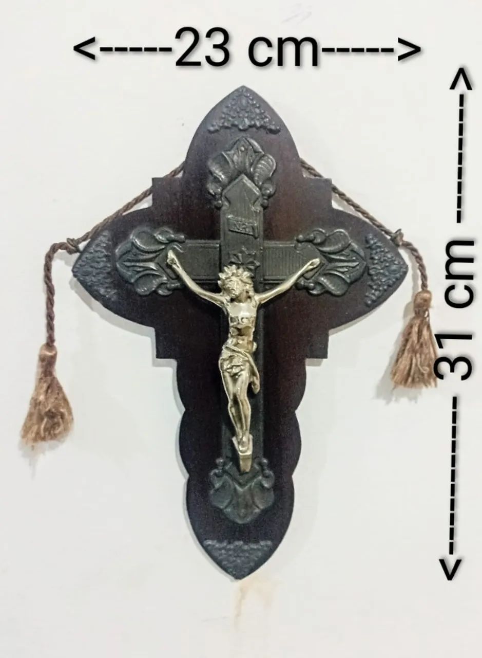 Crucifixo de parede arte sacra medindo 31x23 cm. Base em madeira maciça - Foto 3