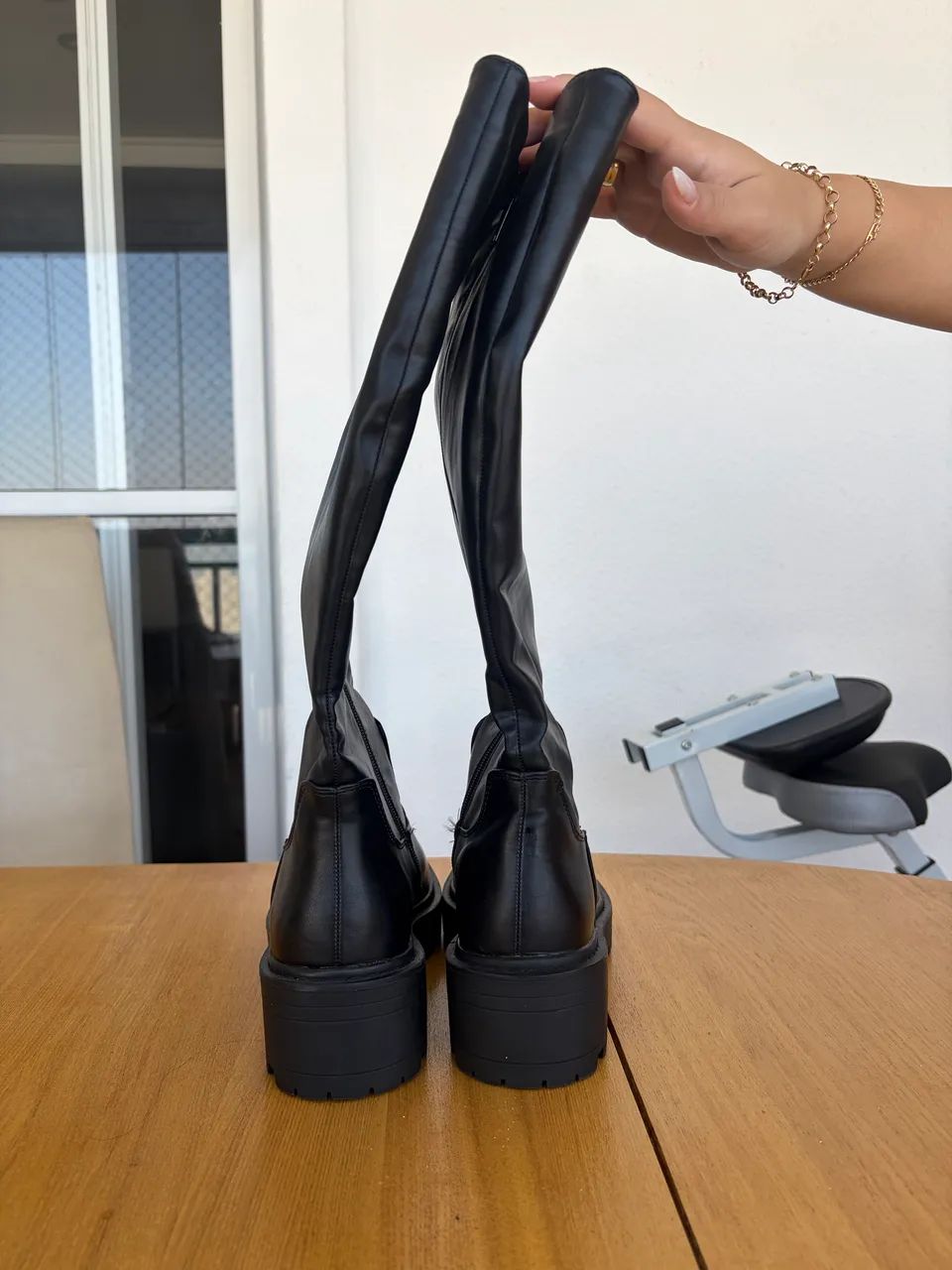 Bota cano alto preta  - Foto 3
