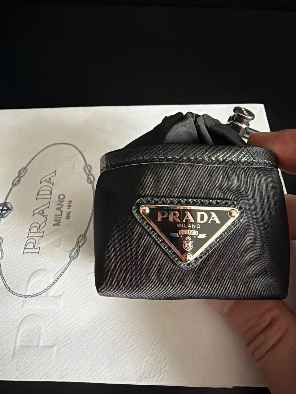 Estojo de AirPods original da Prada - Foto 3