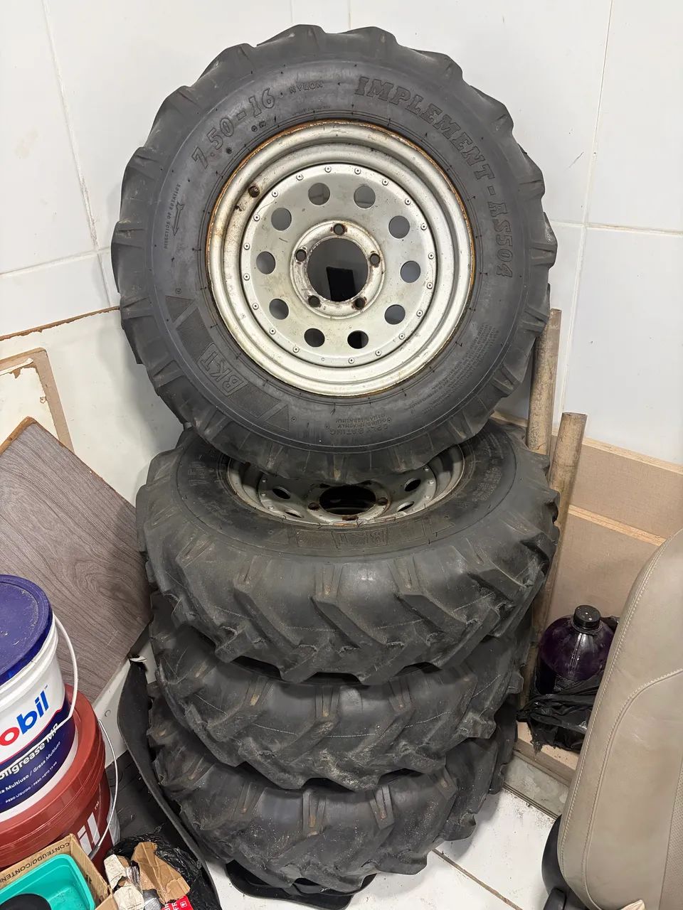 Pneus para trilha e trator 