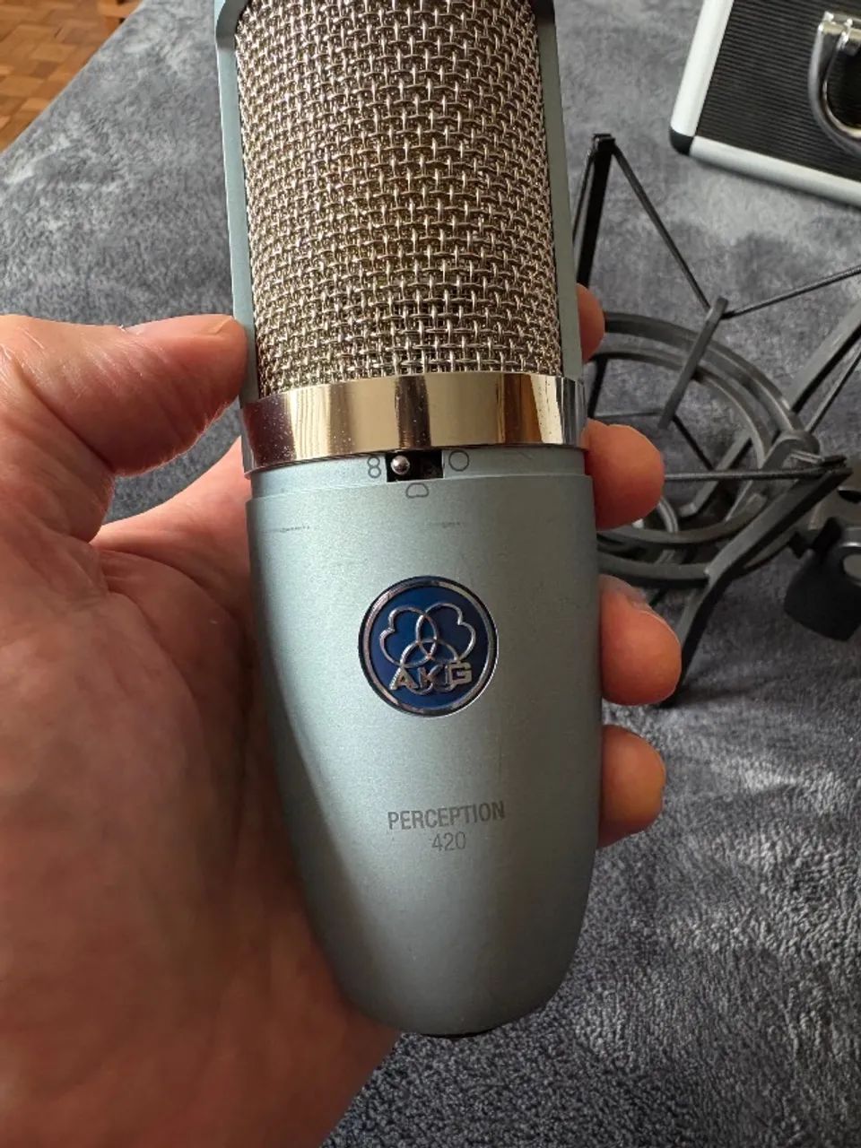 Microfone AKG P420 + case e shock mount - Foto 3