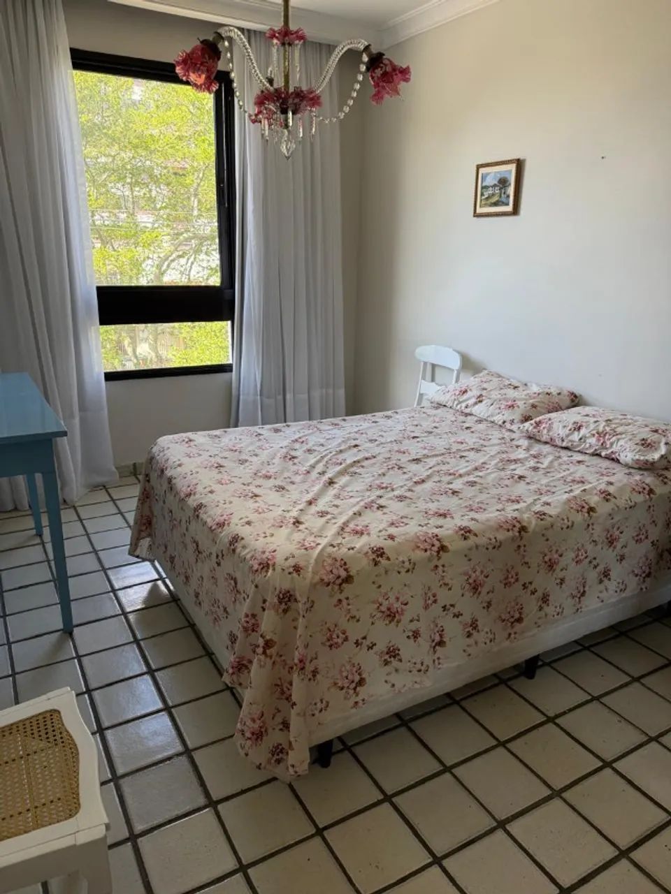 Alugo quarto para mulher na Avenida Augusto Maynard, São José.