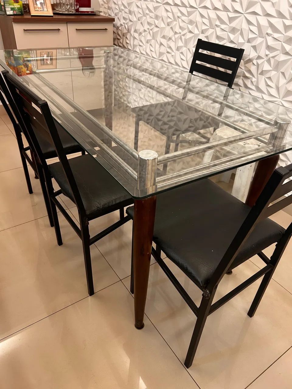 Mesa de jantar com 4 cadeiras 
