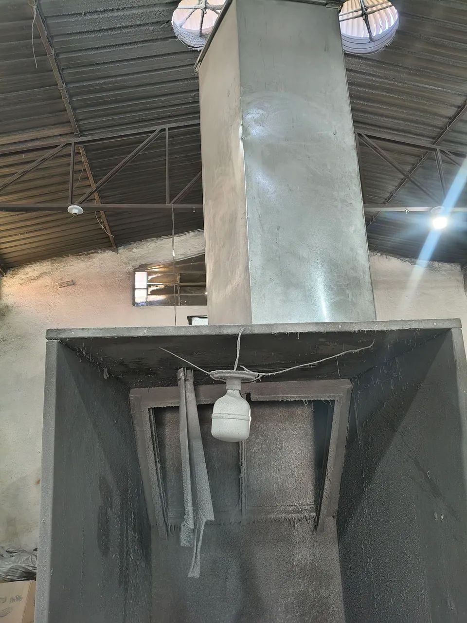 Cabine de pintura usada com motor funcionando perfeitamente  - Foto 4