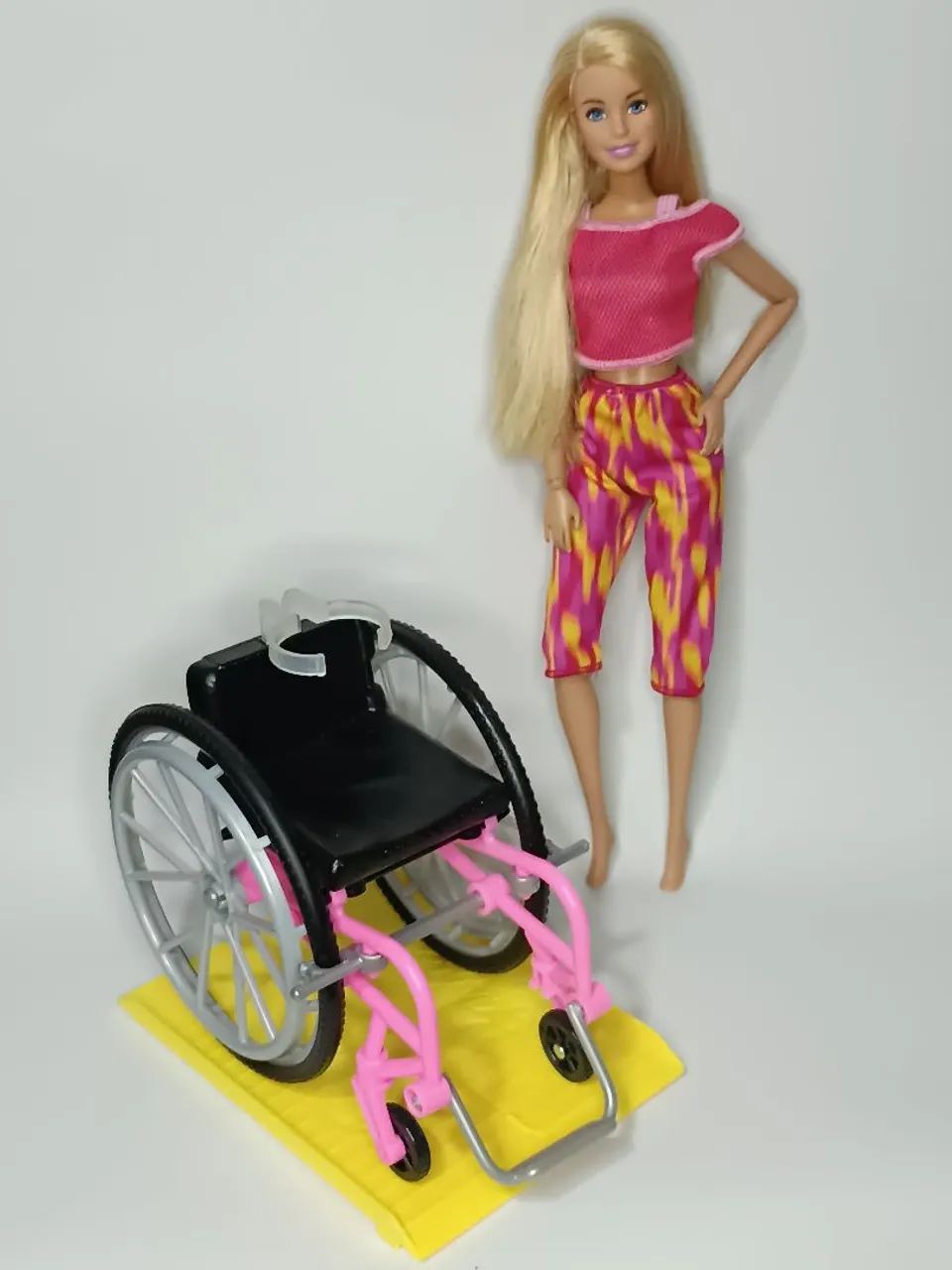 Barbie com cadeira de rodas  - Foto 2