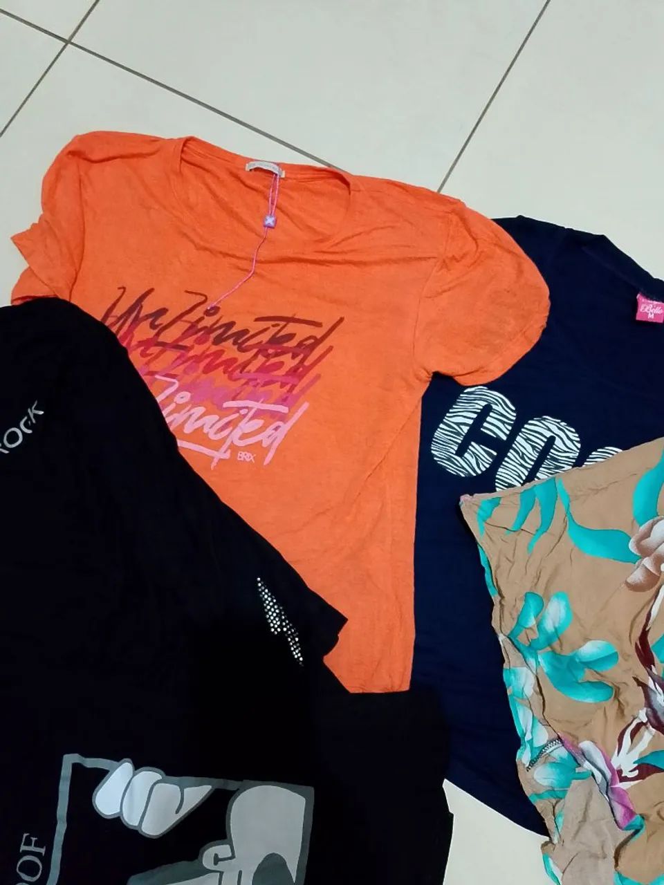 Lote de blusas tamanho P e M  - Foto 3