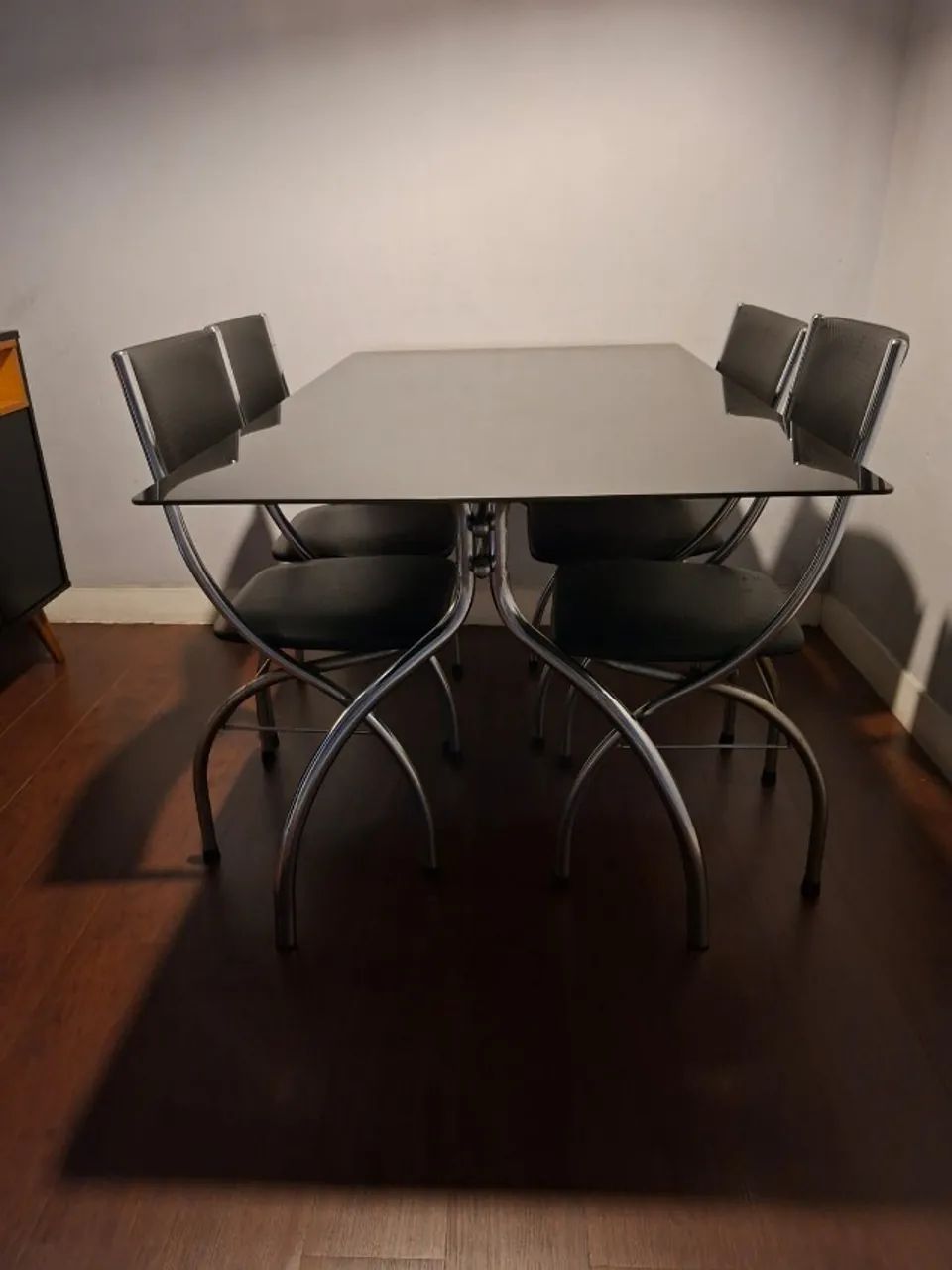 Mesa de vidro preto com 4 cadeiras - Foto 4