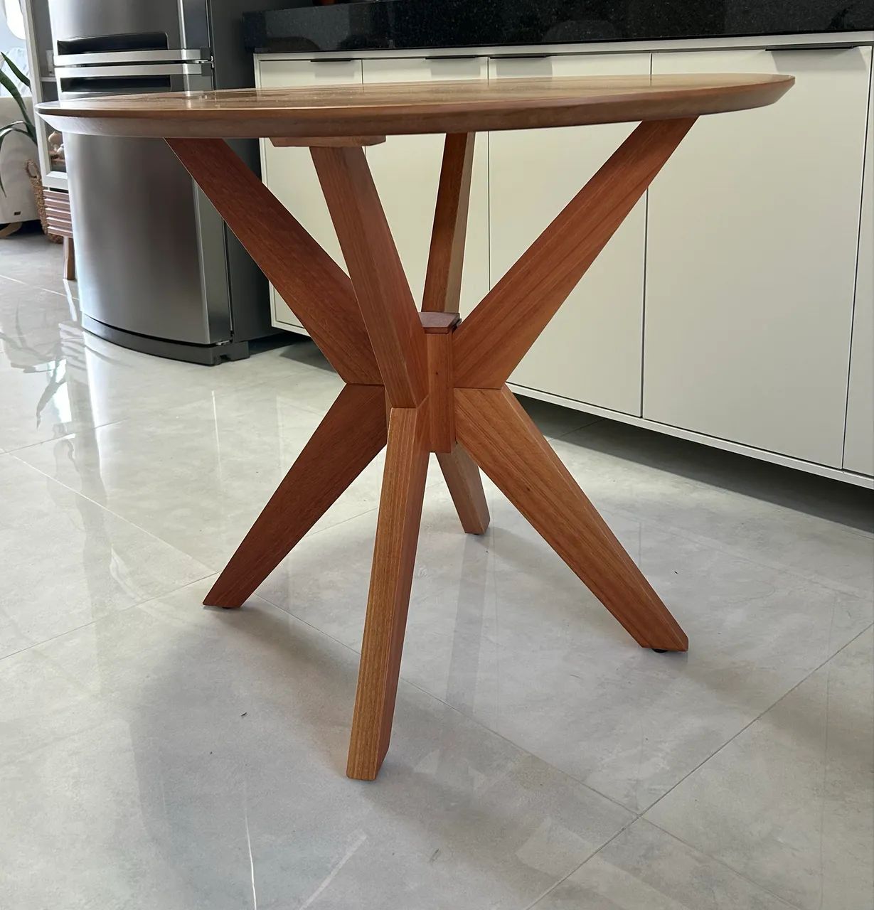 Mesa de madeira maciça 