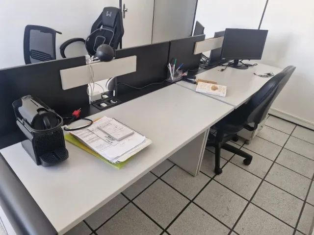 Mesa de escritório com gaveteiro