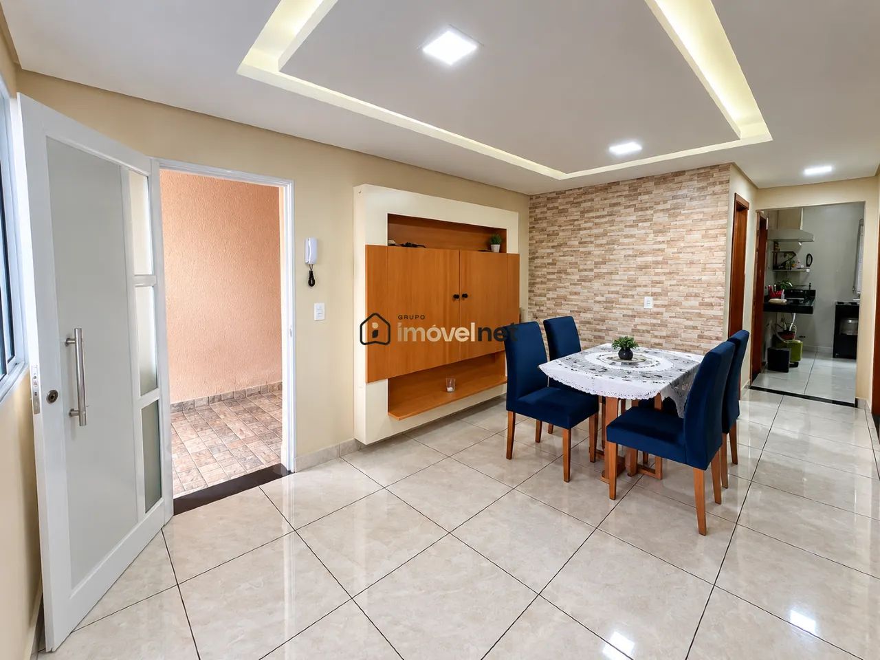 Casa para Aluguel com Varanda e Vagas de Garagem - Foto 2