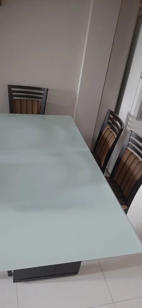 Mesa de jantar com tampo de vidro e base de madeira  - Foto 4
