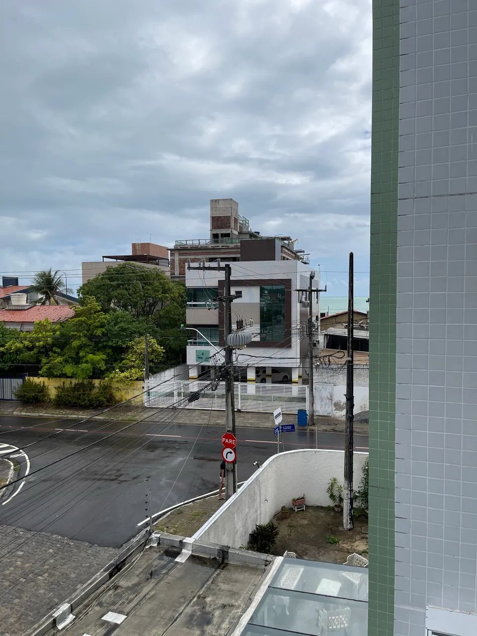 Apto com 120m2 c/ elevador a 150 m do mar  - Foto 2