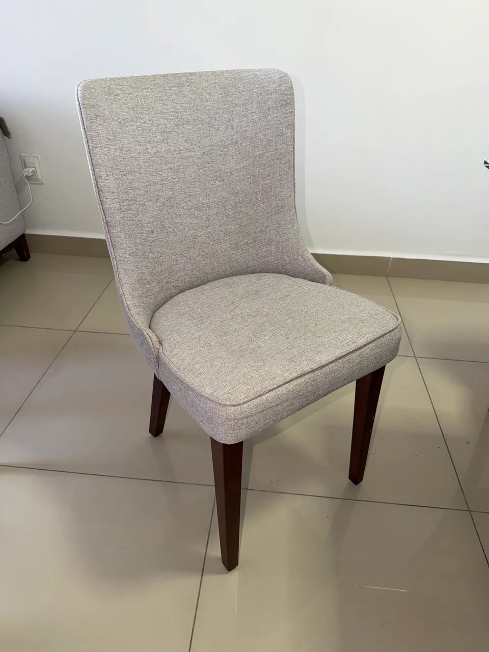 Poltrona para sala de estar, em linho, ideal para um ambiente clean e integrado. 