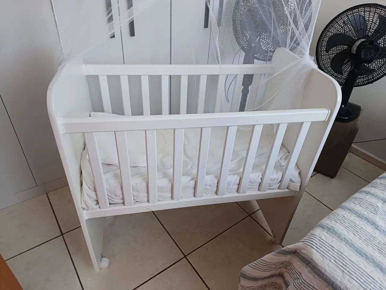 Mini berço branco com colchão  - Foto 4