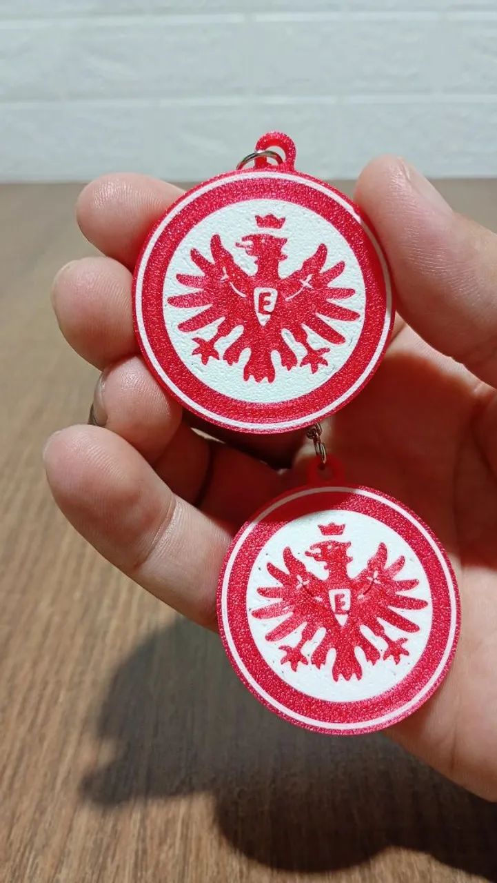 Kit 2 chaveiros do Eintracht Frankfurt em 3D - Foto 3