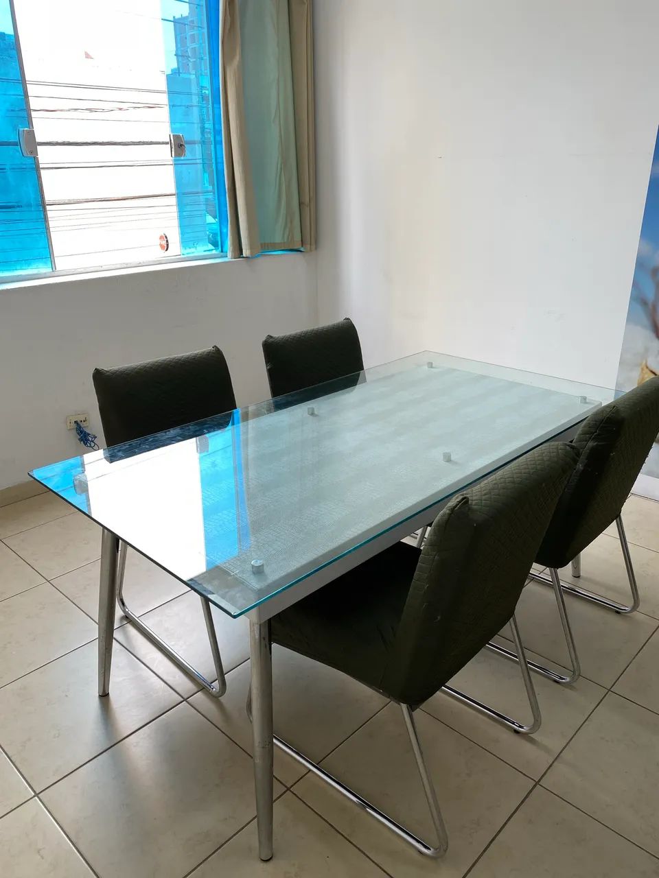 Mesa com tampo de vidro e 4 cadeiras  - Foto 3