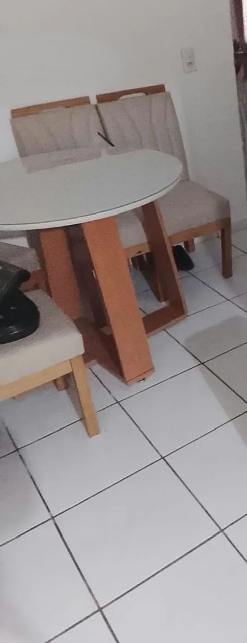 Mesa com 4 cadeiras 550,00