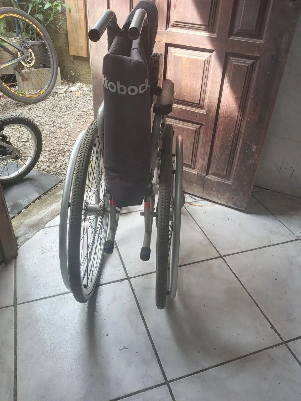 Cadeira de rodas funcinal abre e fecha cabe no porta malas boa funcionado  - Foto 4