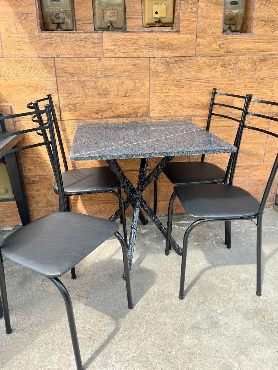 Mesa quadrada com 4 cadeiras, montagem e frete grátis!