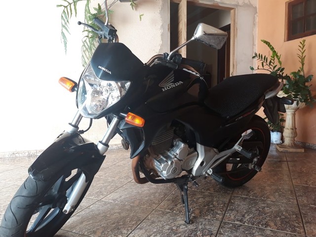 HONDA CB 300 PRETA