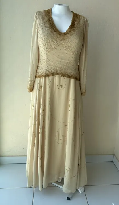 Vestido longo de festa, na cor bege com bordado dourado, 48, Gallery.