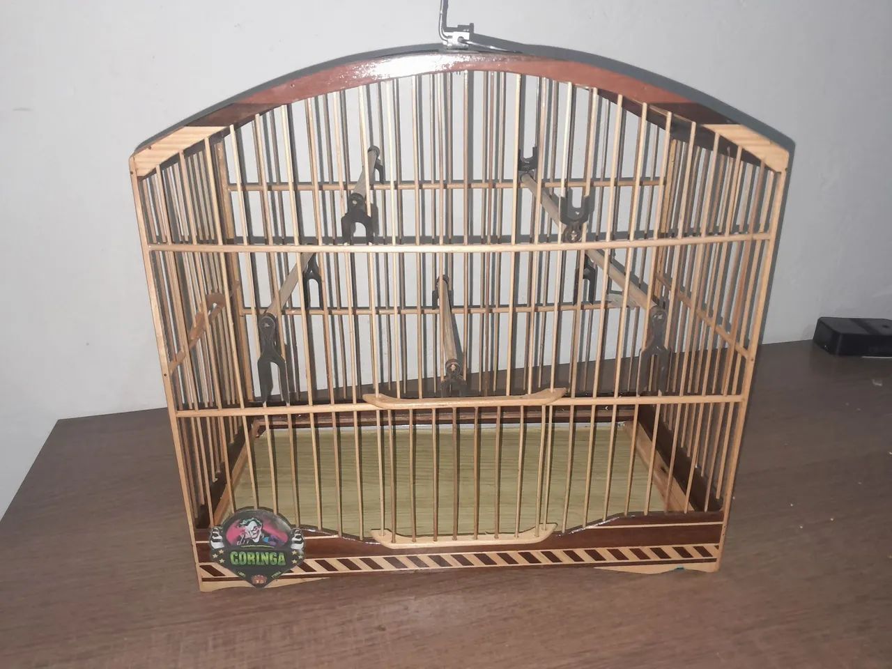 Gaiola de madeira para pássaro coleiro desenhada  marcenaria na madeira - Foto 3