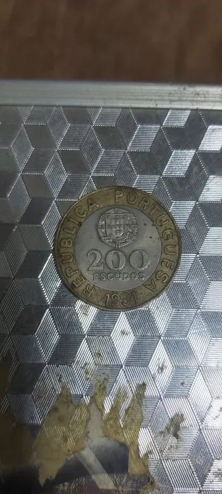 200 escudos ? 