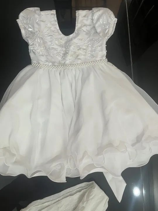 Vestido de renda branco para menina
