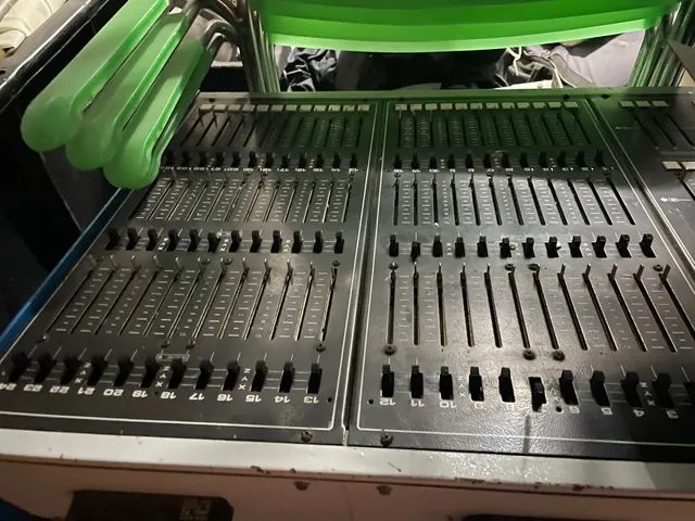 Mesa de audio ditel e rack de luz dimer