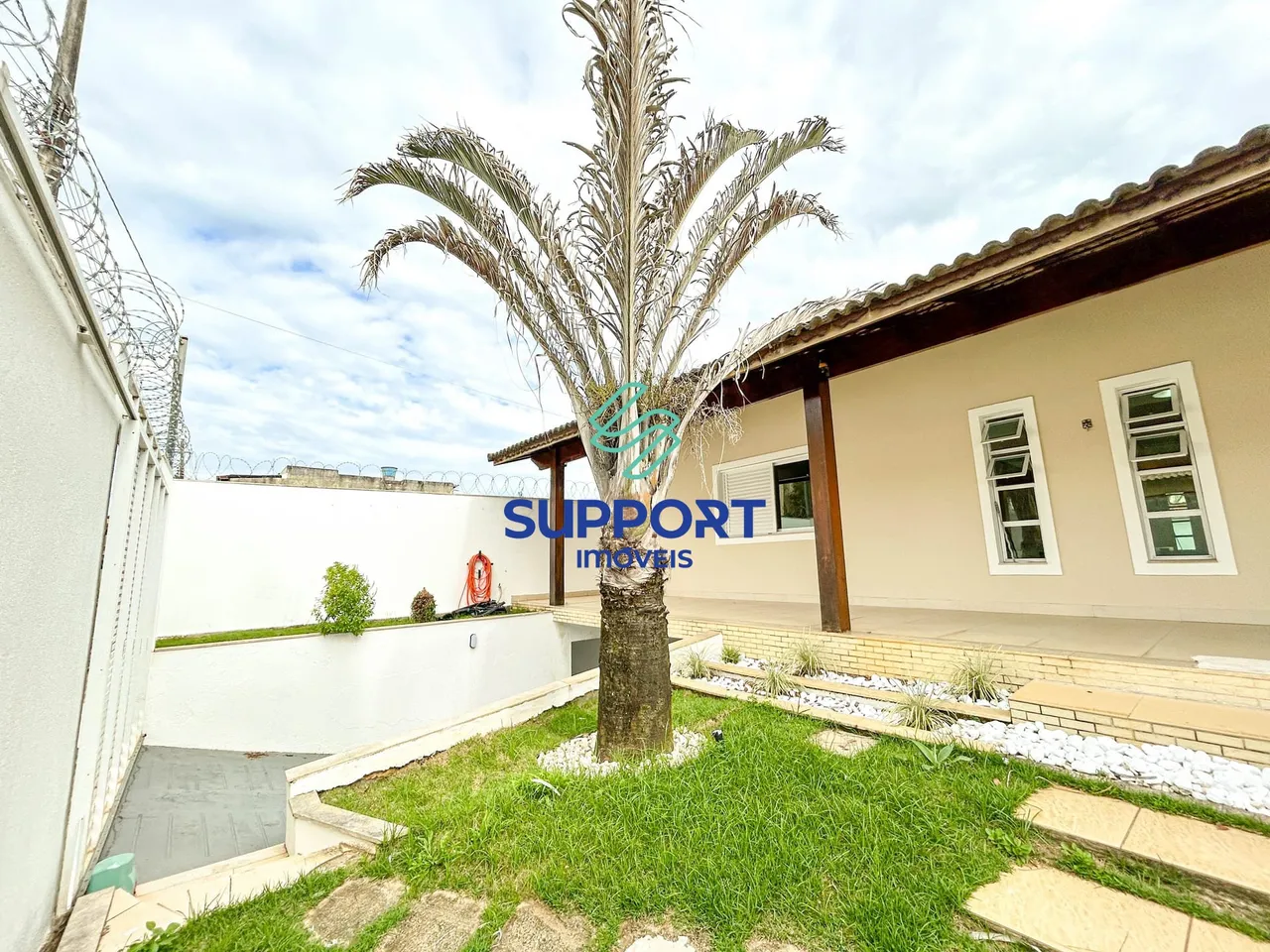 Casa 3 quartos no são judas tadeu com 5 vagas, espaço gourmet e amplo terreno, espaçosa e