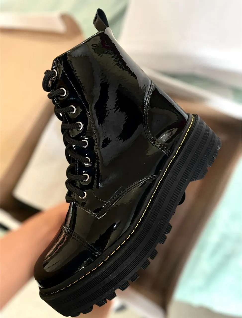 35,36- Bota Plataforma Verniz
