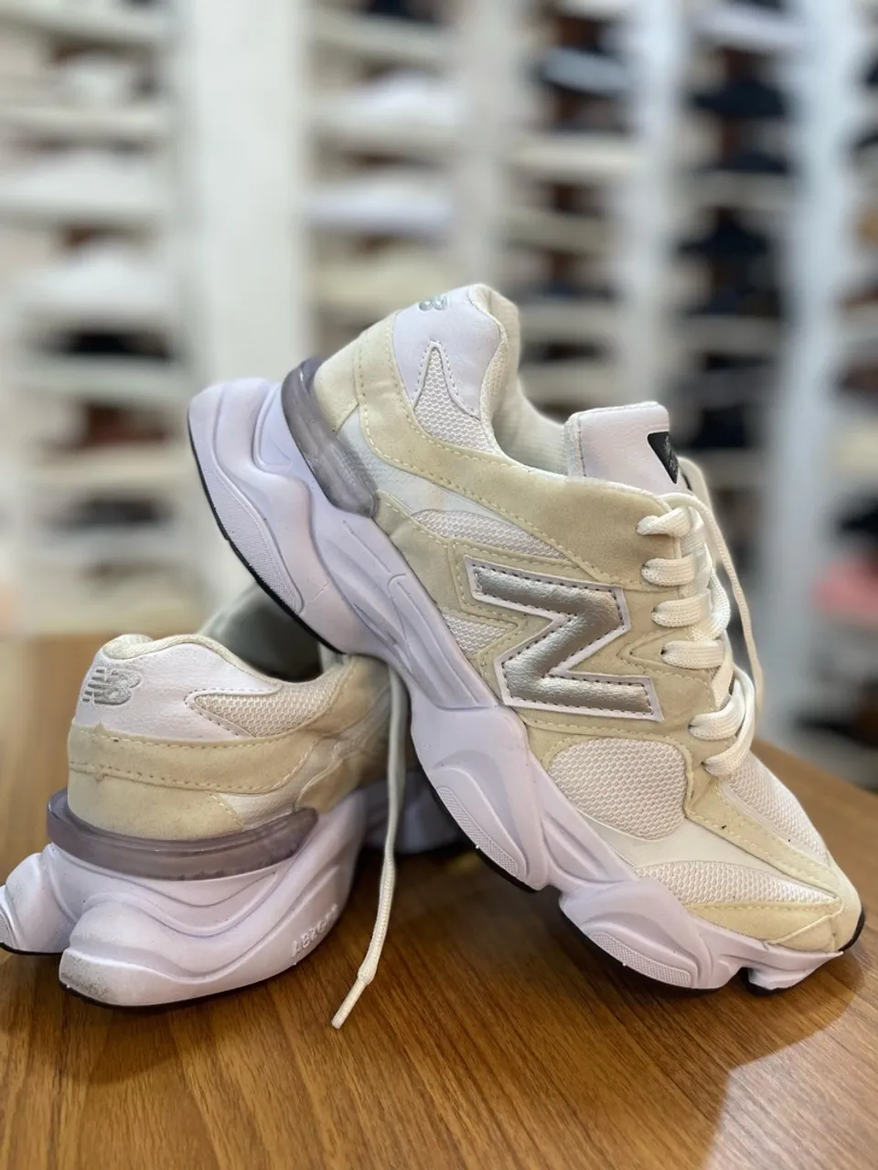 Tênis New Balance 9060 - Bege e Branco