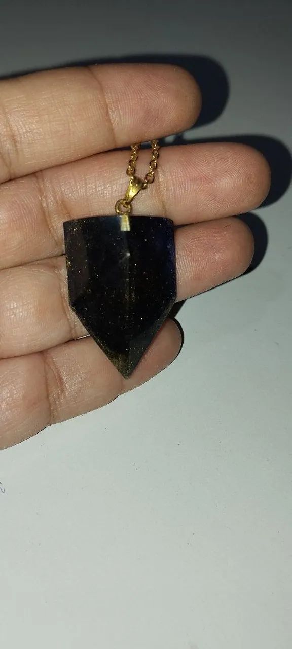 Colar de resina triângulo, cor: preto com brilhos - Foto 3