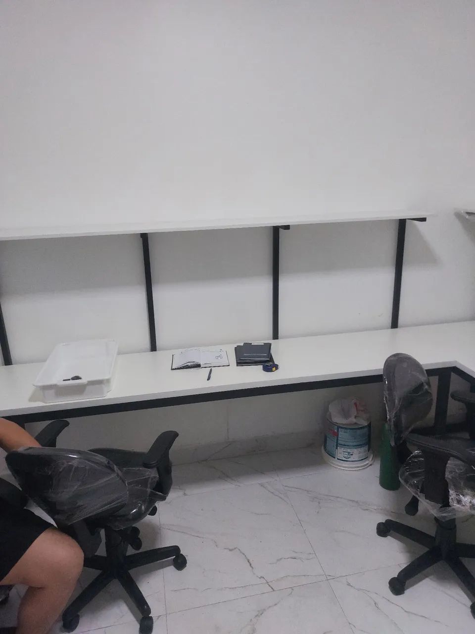 Mesa em L para Escritório com Prateleira - Foto 2